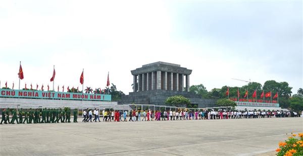 Тысячи жителей Вьетнама посетили Мавзолей Хо Ши Мина  - ảnh 1
